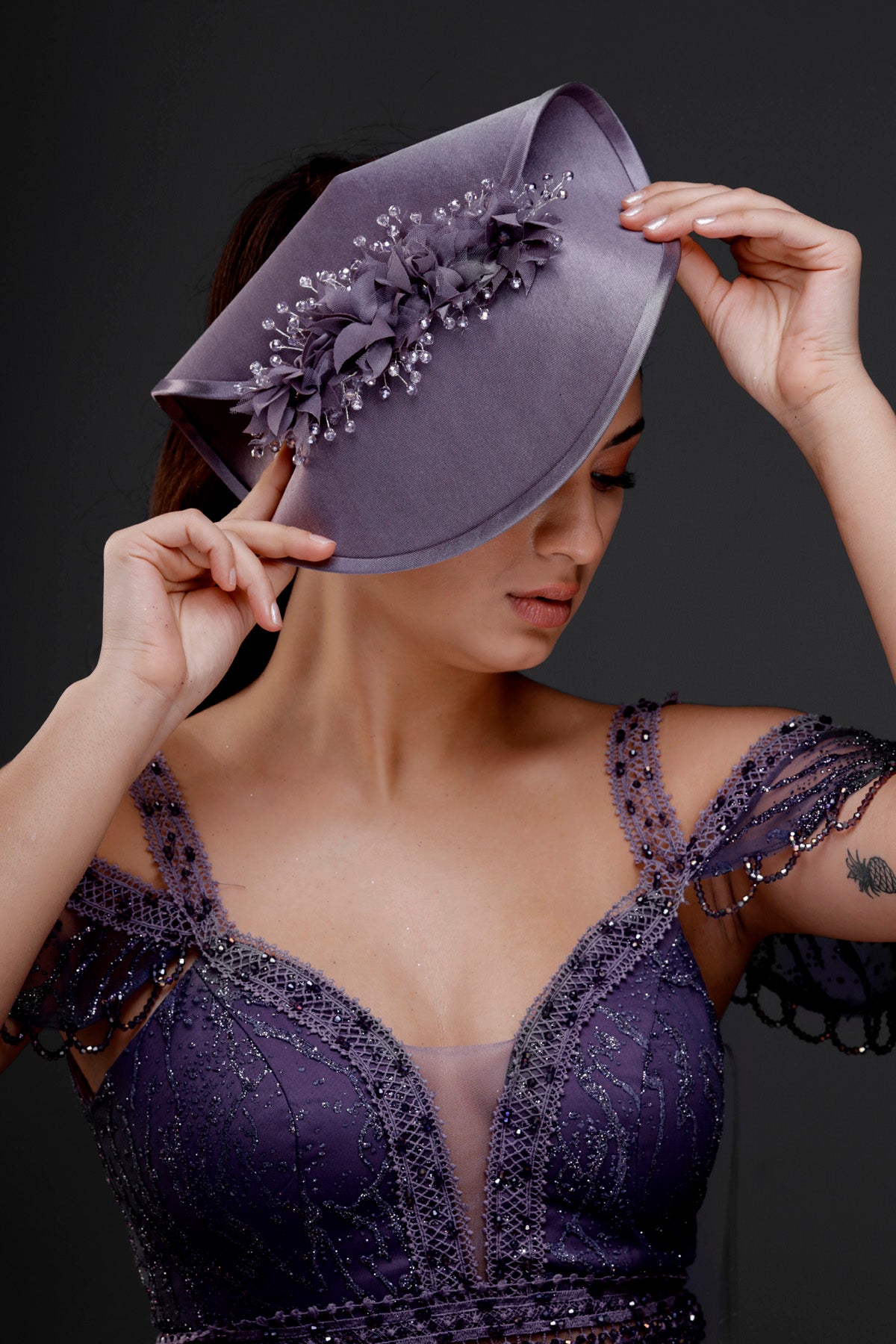 Mor vintage çiçek detaylı şapka – özel tasarım davet aksesuarı, Fransız stil zarif kadın fascinatoru, mor abiye ve gece kıyafetleriyle uyumlu zarif aksesuar