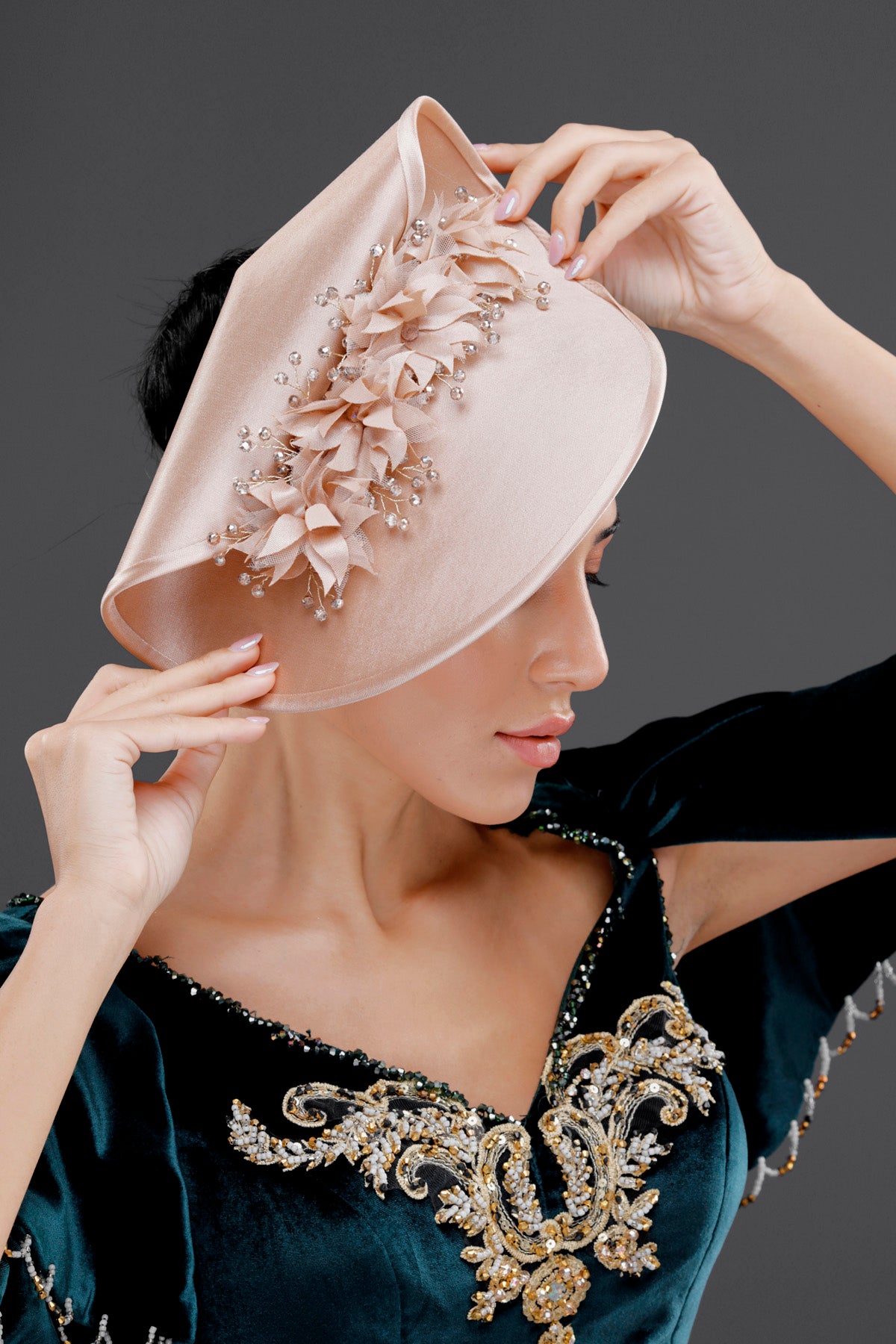 Pudra vintage çiçek ve inci detaylı şapka – özel tasarım nikah ve davet aksesuarı, Fransız stil zarif kadın fascinatoru, abiye kombinleriyle uyumlu romantik aksesuar