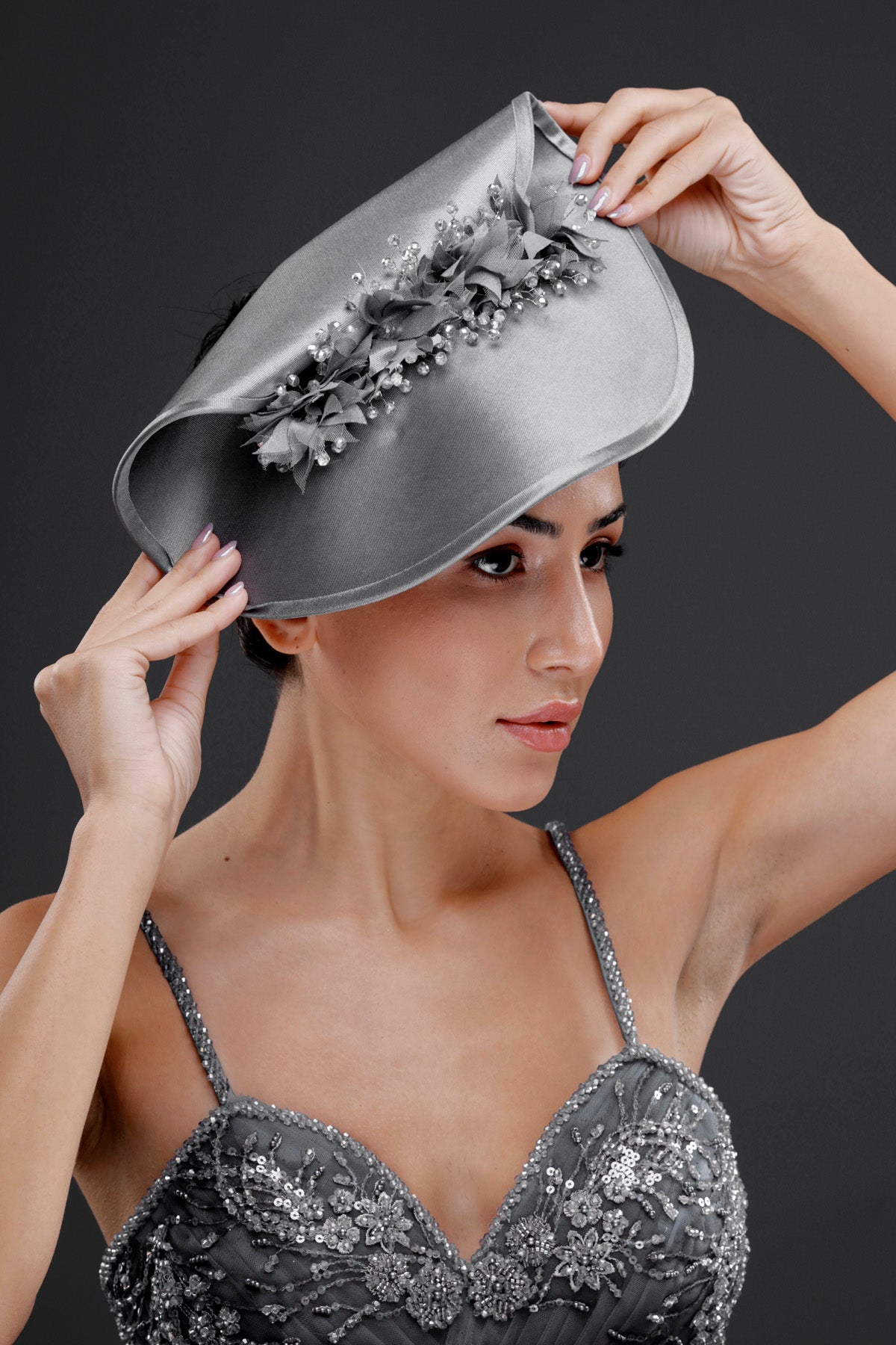 Gümüş gri vintage çiçek detaylı şapka – özel tasarım nikah ve davet aksesuarı, Fransız stil zarif kadın fascinatoru, gri ve gümüş renk kombinleriyle uyumlu