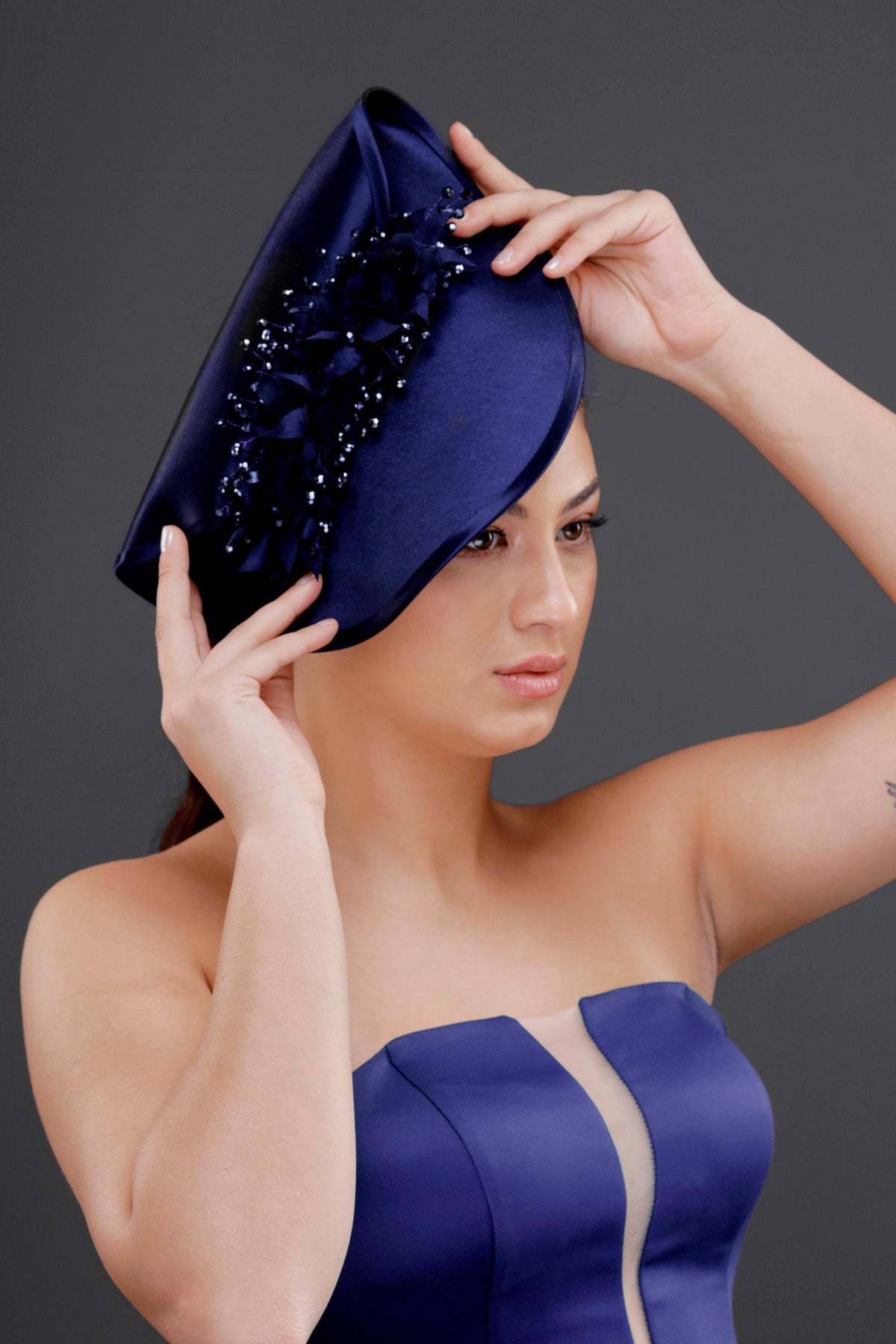 Lacivert vintage çiçek detaylı şapka – özel tasarım nikah ve davet aksesuarı, Fransız stil zarif kadın fascinatoru, gece ve davet kombinleriyle uyumlu