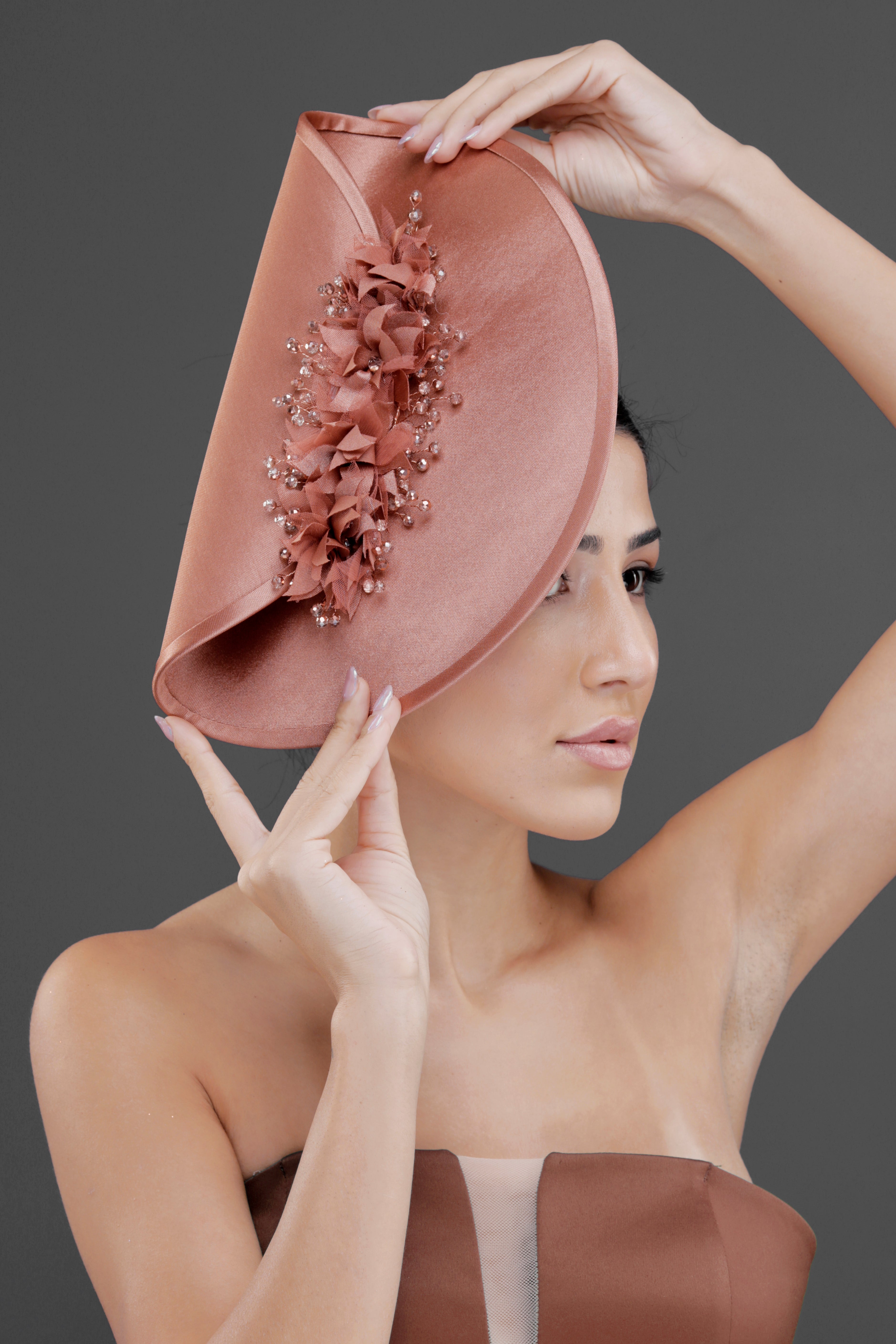 Somon pembe vintage çiçek detaylı şapka – özel tasarım nikah ve davet aksesuarı, Fransız stil zarif kadın fascinatoru, pudra ve somon tonlarında kıyafetlerle uyumlu romantik aksesuar