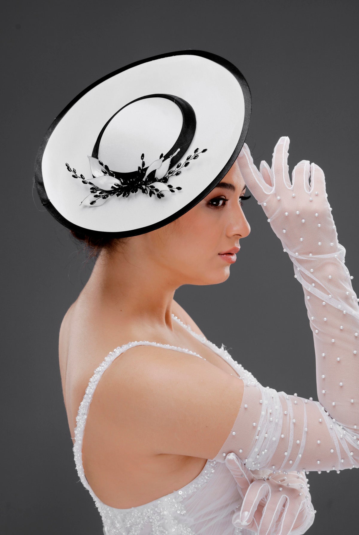 Beyaz vintage Fransız stil geniş kenarlı şapka – siyah çiçek detaylı özel tasarım nikah ve davet aksesuarı