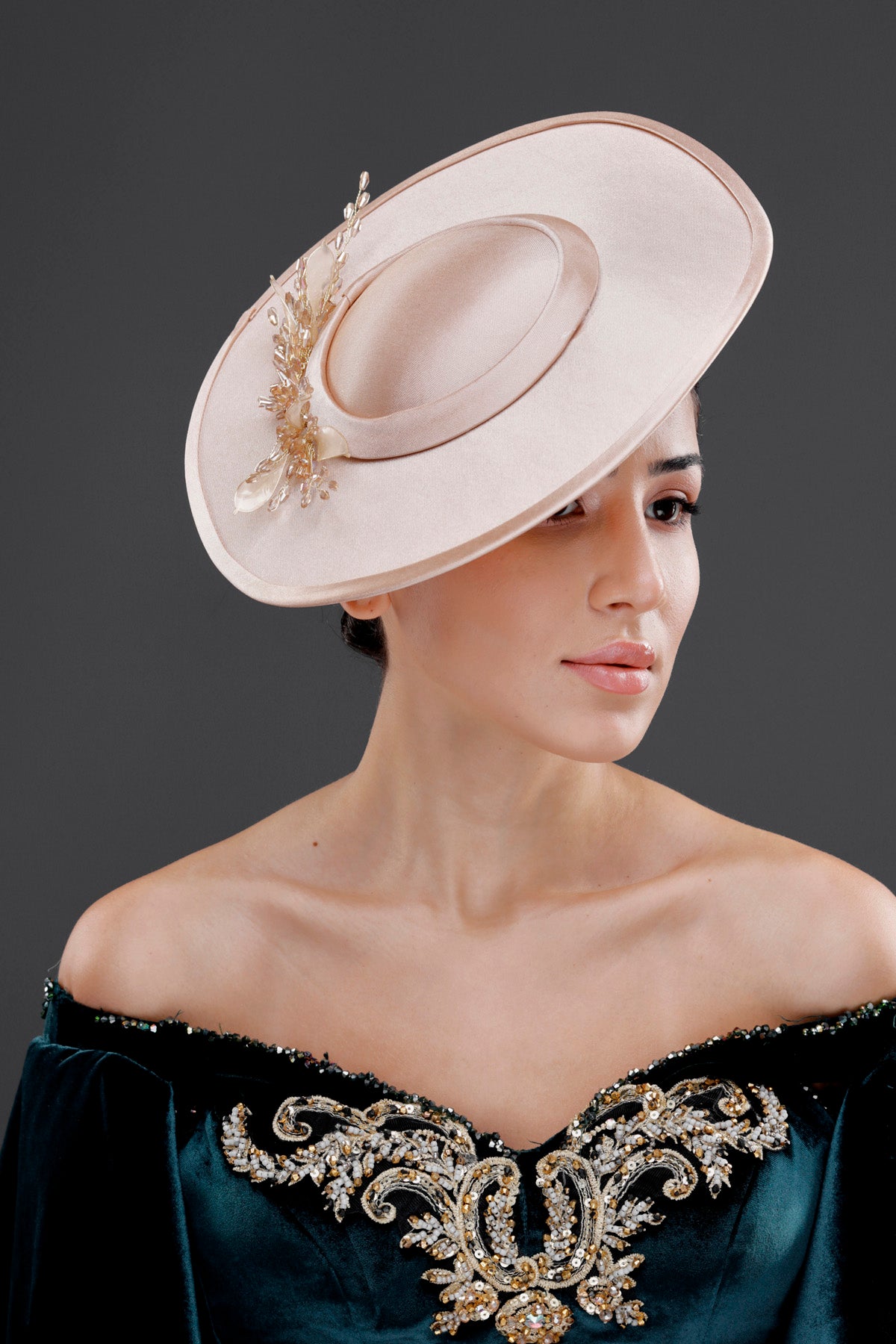 Krem vintage Fransız stil geniş kenarlı şapka – altın çiçek detaylı özel tasarım nikah ve davet aksesuarı