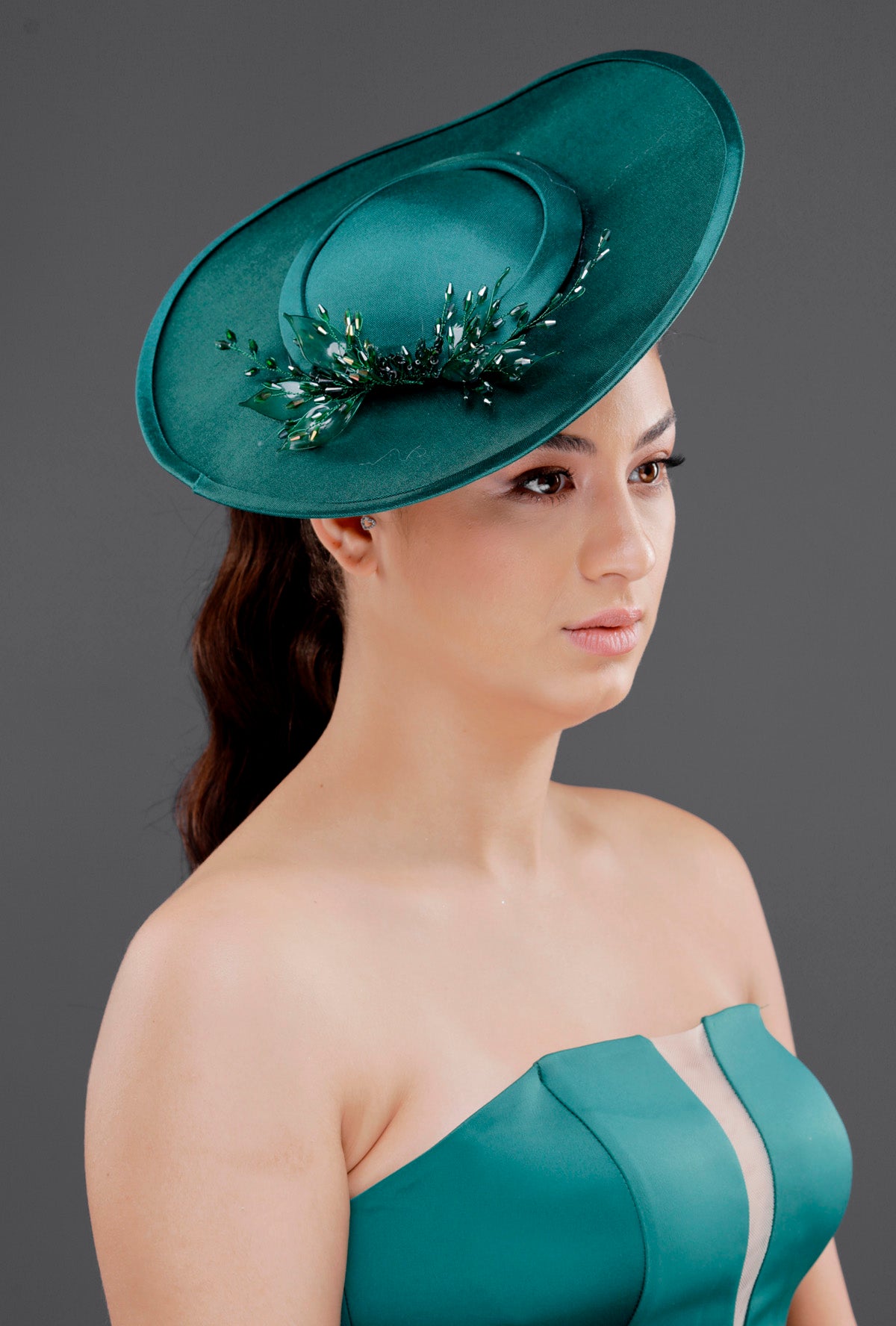 Zümrüt yeşili vintage Fransız stil geniş kenarlı şapka – yaprak ve kristal detaylı özel tasarım nikah ve davet aksesuarı