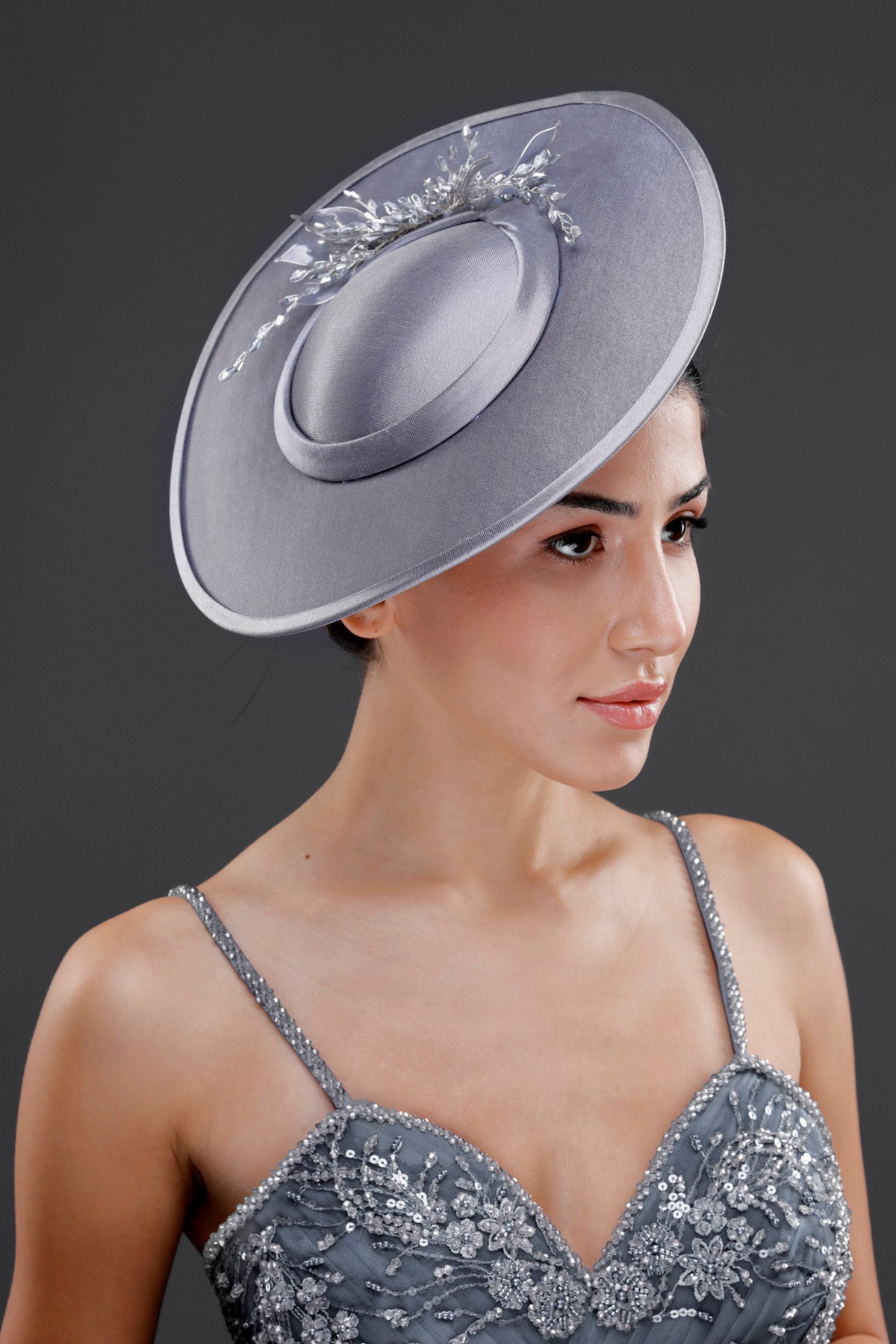 Gümüş vintage Fransız stil geniş kenarlı şapka – kristal çiçek detaylı özel tasarım nikah ve davet aksesuarı