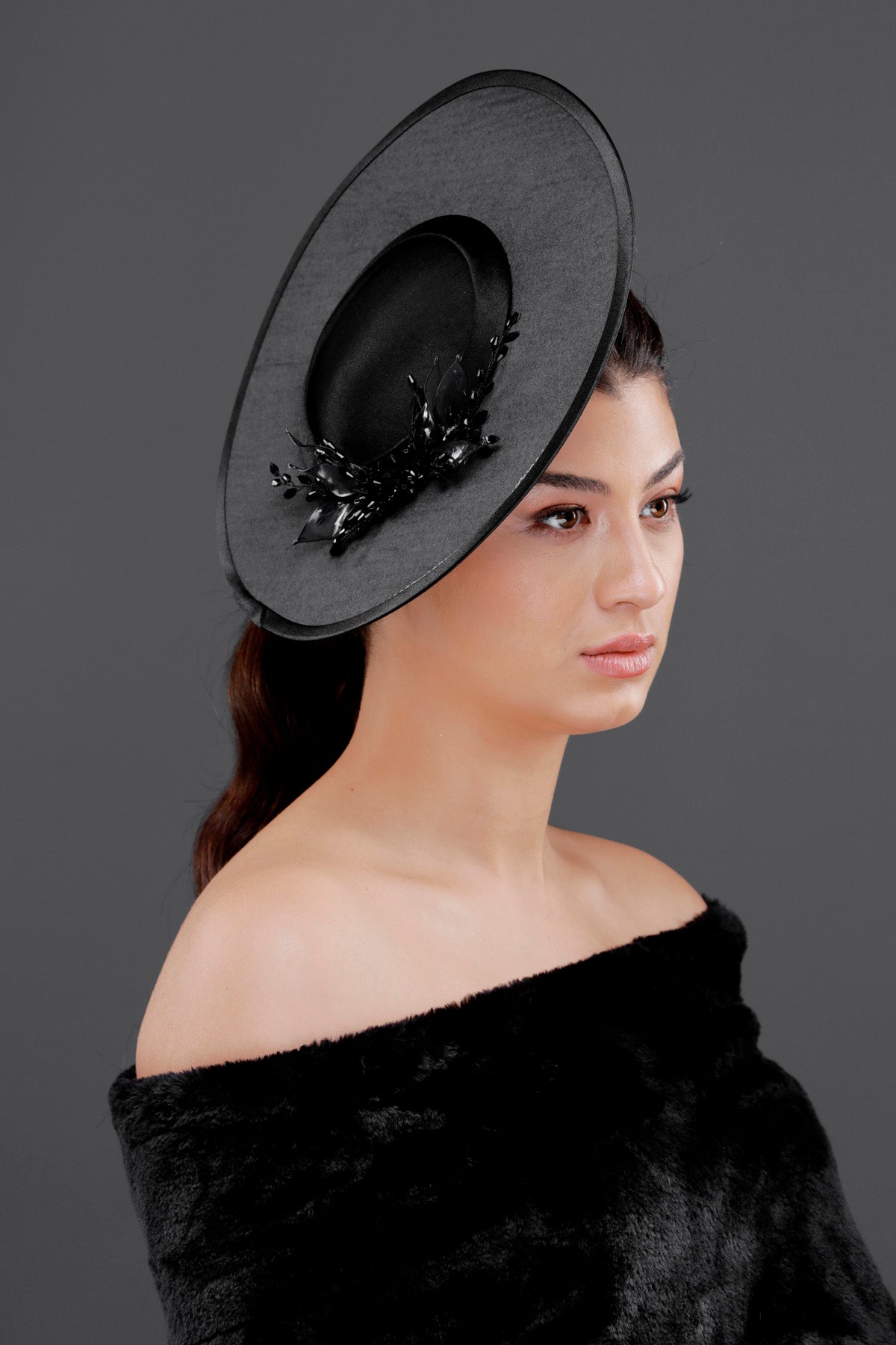 Siyah vintage Fransız stil geniş kenarlı şapka – çiçek detaylı özel tasarım nikah ve davet aksesuarı