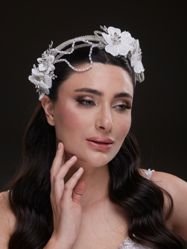 تاج زفاف من الزهور البيضاء اللؤلؤية