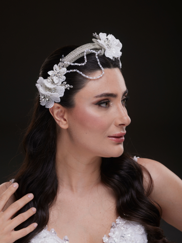 تاج زفاف من الزهور البيضاء اللؤلؤية