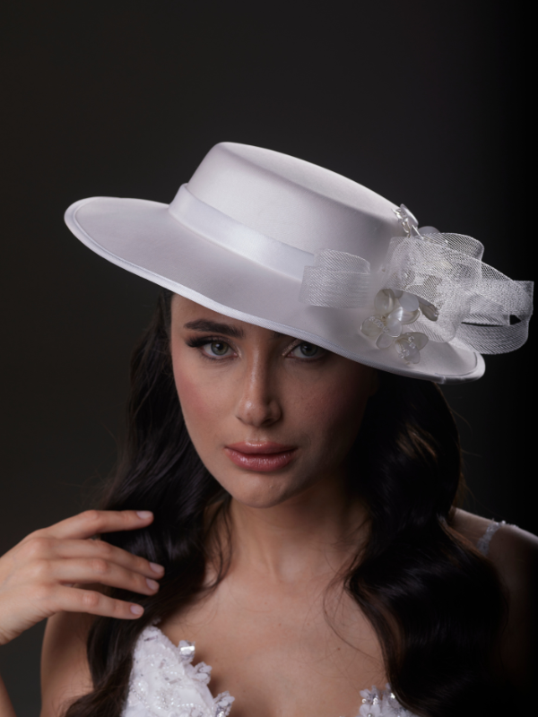 İnci Detaylı Beyaz Geniş Kenarlı Gelin Şapkası – Nikah ve Özel Gün Şapkası