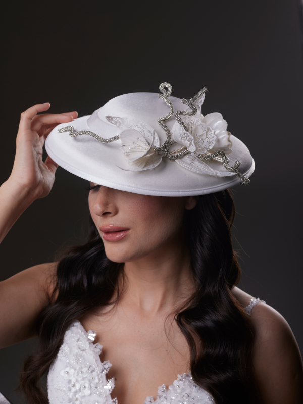 Taş İşlemeli Çiçek Detaylı Beyaz Gelin Şapkası – Özel Günler ve Nikah İçin El Yapımı Aksesuar
