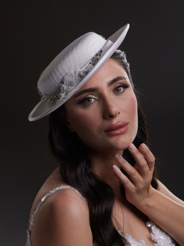 İnci ve Kristal Taş Detaylı Beyaz Gelin Şapkası – Fileli Nikah Aksesuarı