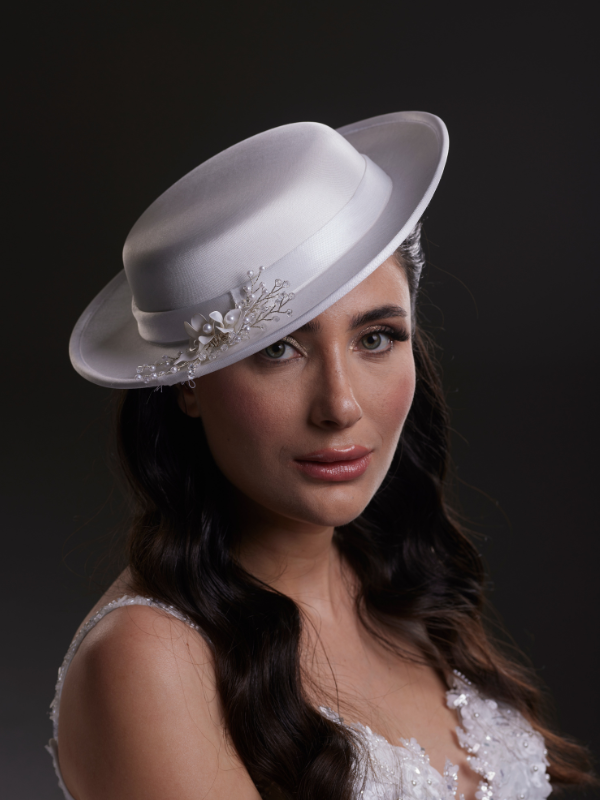 Beyaz Saten Nikah Şapkası – İnci ve Kristal Dal Detaylı Gelin Aksesuarı