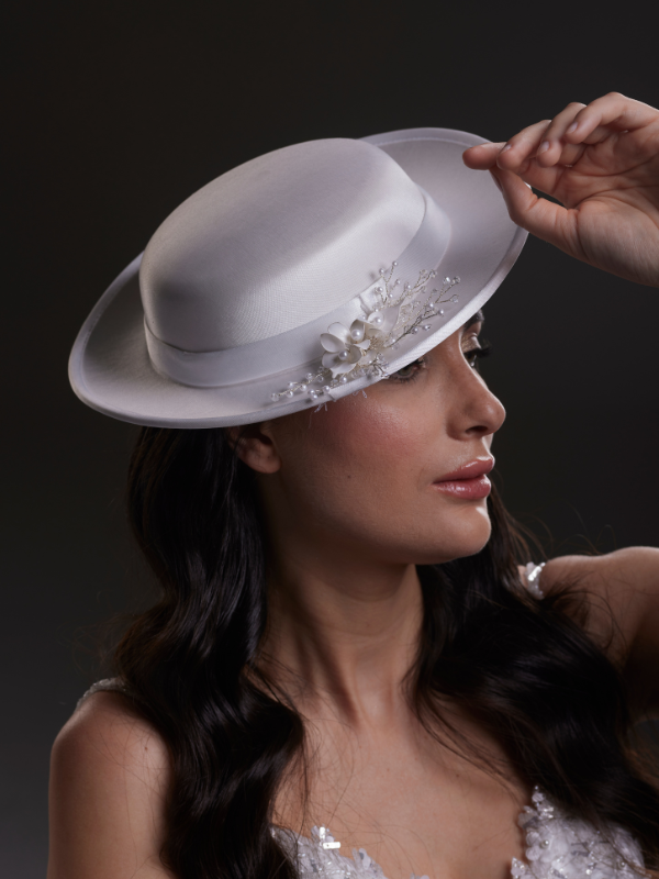 Beyaz Saten Nikah Şapkası – İnci ve Kristal Dal Detaylı Gelin Aksesuarı
